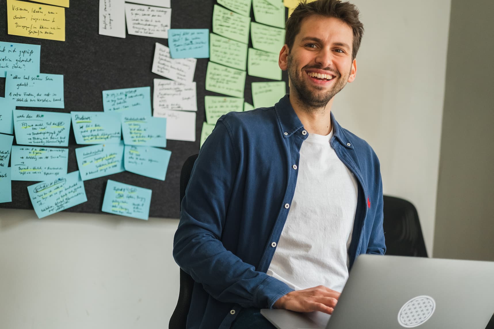 Bent Neumann vor einer Wand mit Postits.
